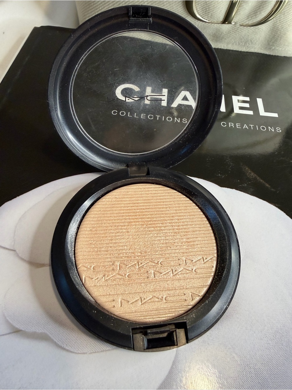 MAC Cosmetics Luminous Champagne Highlighter